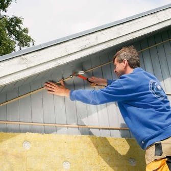 Isolera utvändigt: Den träklädda gaveltrekanten ska också isoleras Isolera utvändigt: Den träklädda gaveltrekanten ska också isoleras